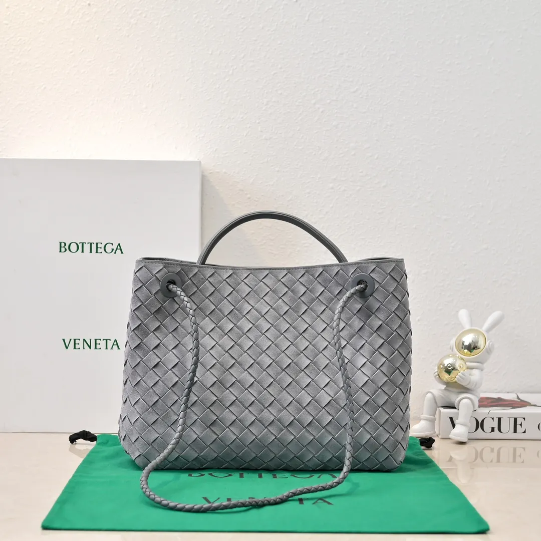 Batch 2360 BV new Andiamo is shipped‼ ️Really popular🔥The new Andiamo woven handbag launched by Bottega Veneta this season is really popular all over the world! ! Celebrities at home and abroad have worn it, and Oscar-winning actress Michelle Yeoh has taken it out on the street. Song Jia, Trai Yara, Yu Feihong, Sanji Ayaka, Rosie Hunting-Whiteley, Yoshioka Riho, etc. have all picked up this bag. It is classic and versatile, showing off its temperament, and the bag capacity is also large, which is very convenient for daily commuting! ! A variety of carrying methods, the shoulder straps can be adjusted by yourself, the original lambskin feels soft and delicate, and the unisex style breaks gender boundaries and brings a more practical and longer-lasting use experience. Andiamo, which has both elegant and casual styles, perfectly interprets the true appearance of "fashionable old money style". Style number: 8463 Size: 32*24*12